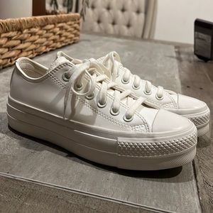 NWOT Converse women’s size 5.5 equivalent to big kids size 4